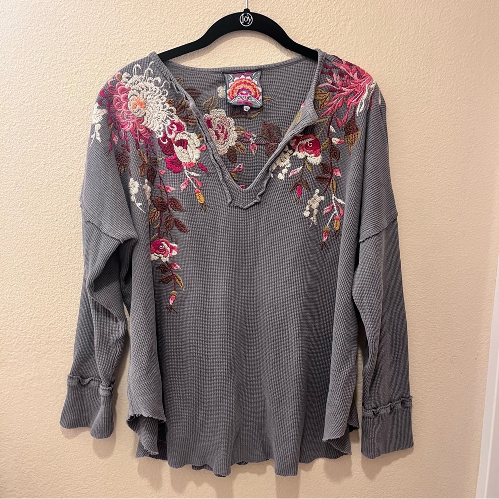 Johnny Was Gray Floral Embroidered Thermal Waffle Knit Top Large Boho Split V